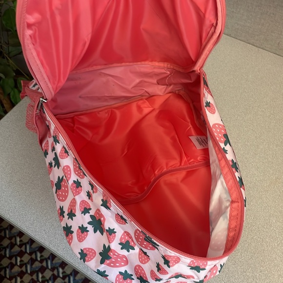 Strawberry backpack - Picture 4 of 7
